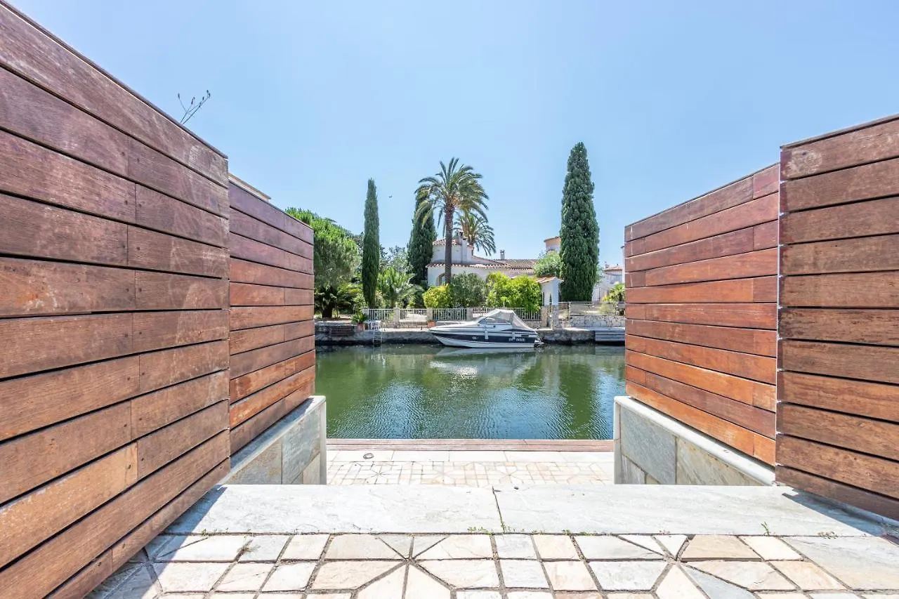 Apart-Rent Casa Al Canal Llobregat 0106 Empuriabrava Villa