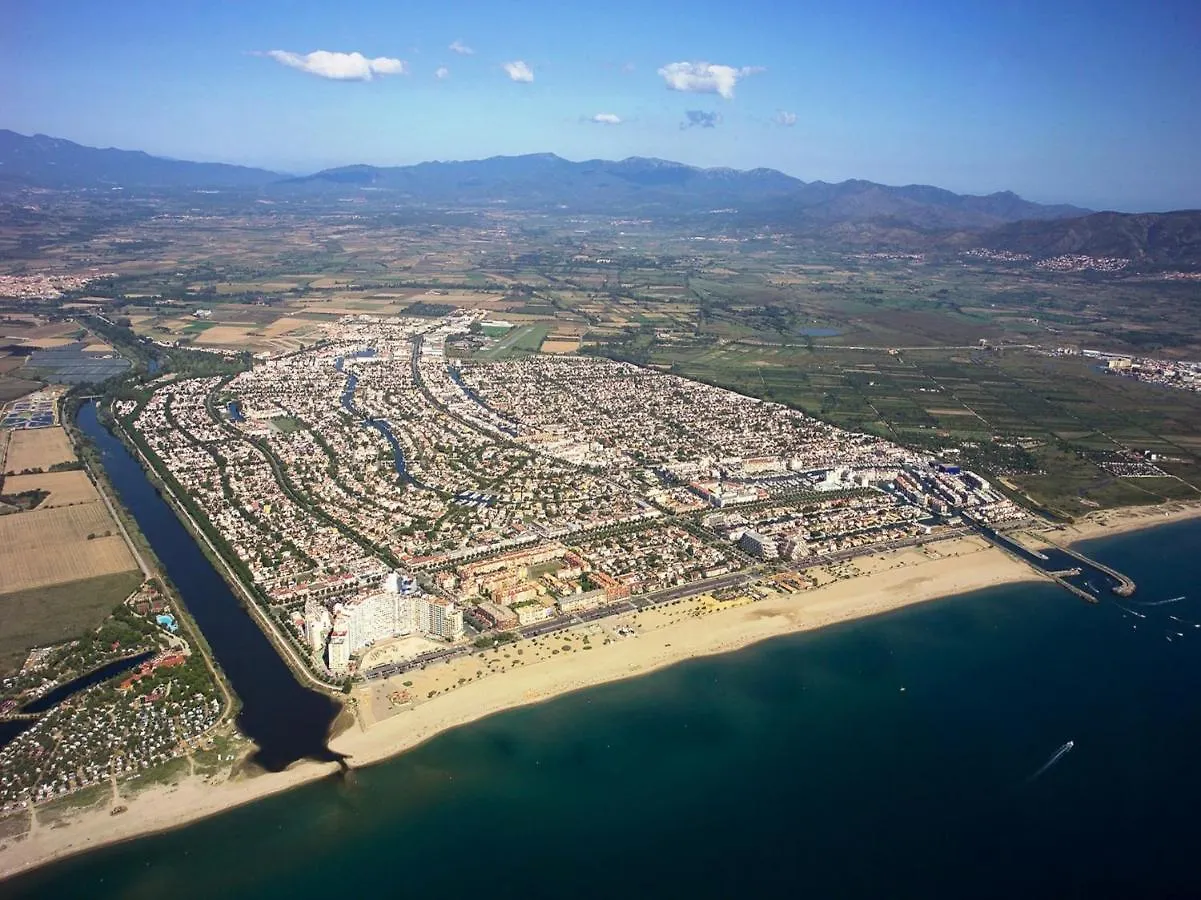 Apart-Rent Casa Al Canal Llobregat 0106 Empuriabrava Villa